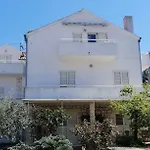 Dirk Apartment *
