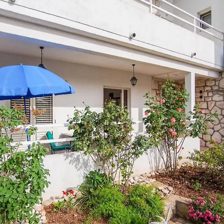 Dirk Апартаменти *