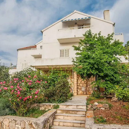 Dirk Апартаменти *