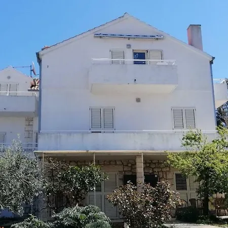 Dirk Апартаменти *